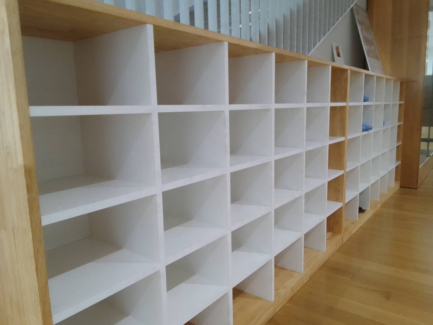 磐田市ながふじ学府小中一体校の下駄箱を製作しました。 - 東英木工